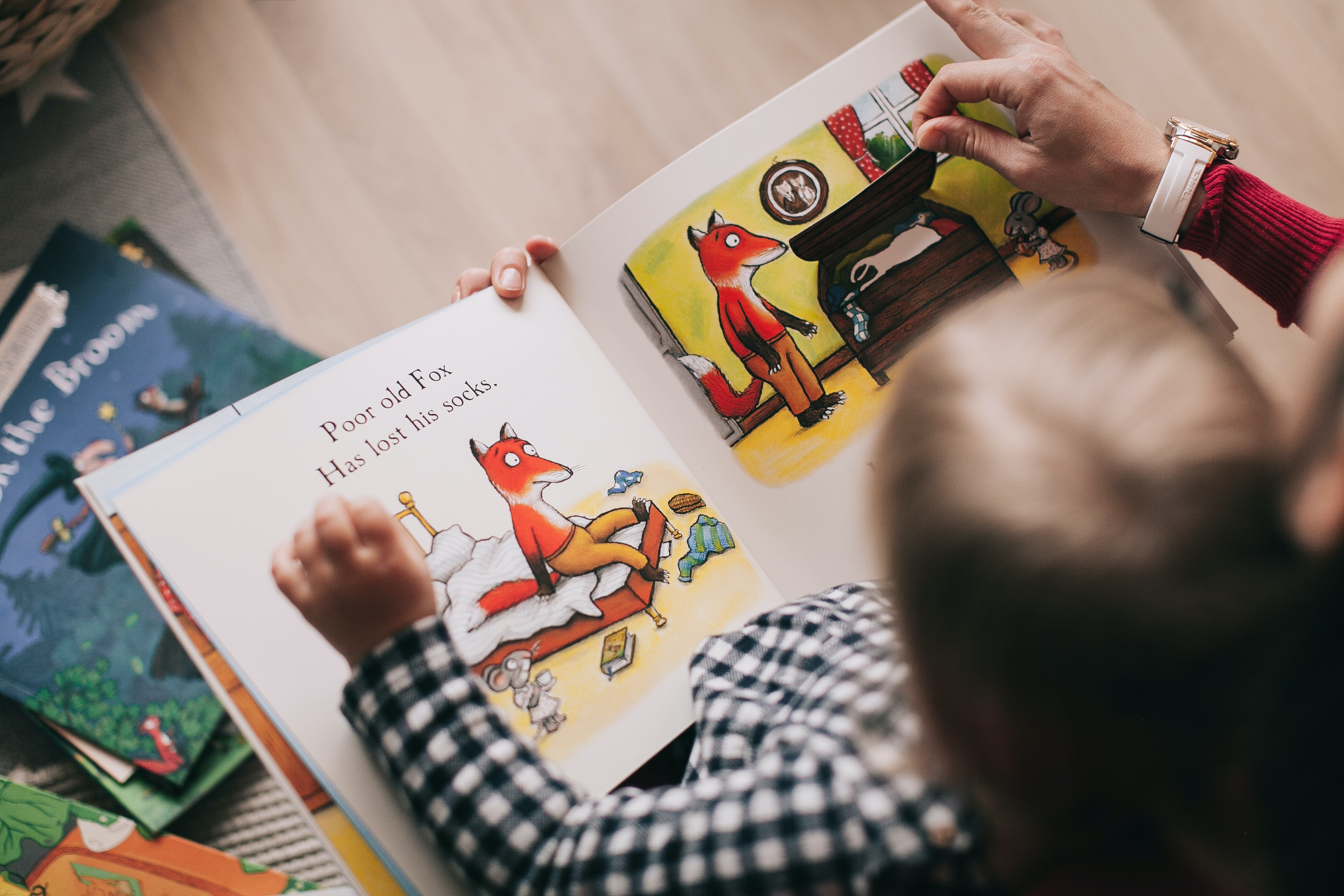 Ein Kind liest ein Buch