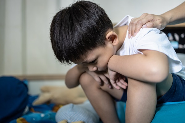 Junge mit Hand auf der Schulter