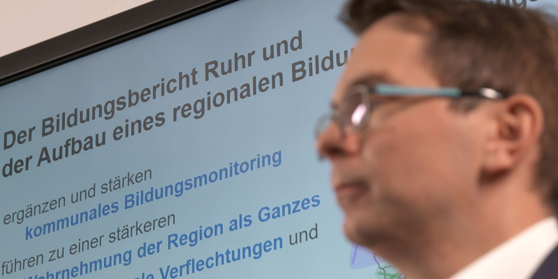Eine Person in Unschärfe und Text im Hintergrund