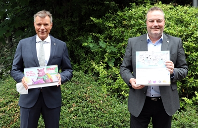 2 Personen präsentieren den Bärenkalender