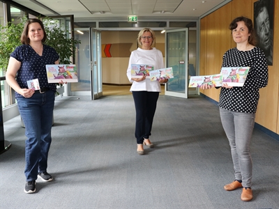 3 Personen präsentieren den Bärenkalender