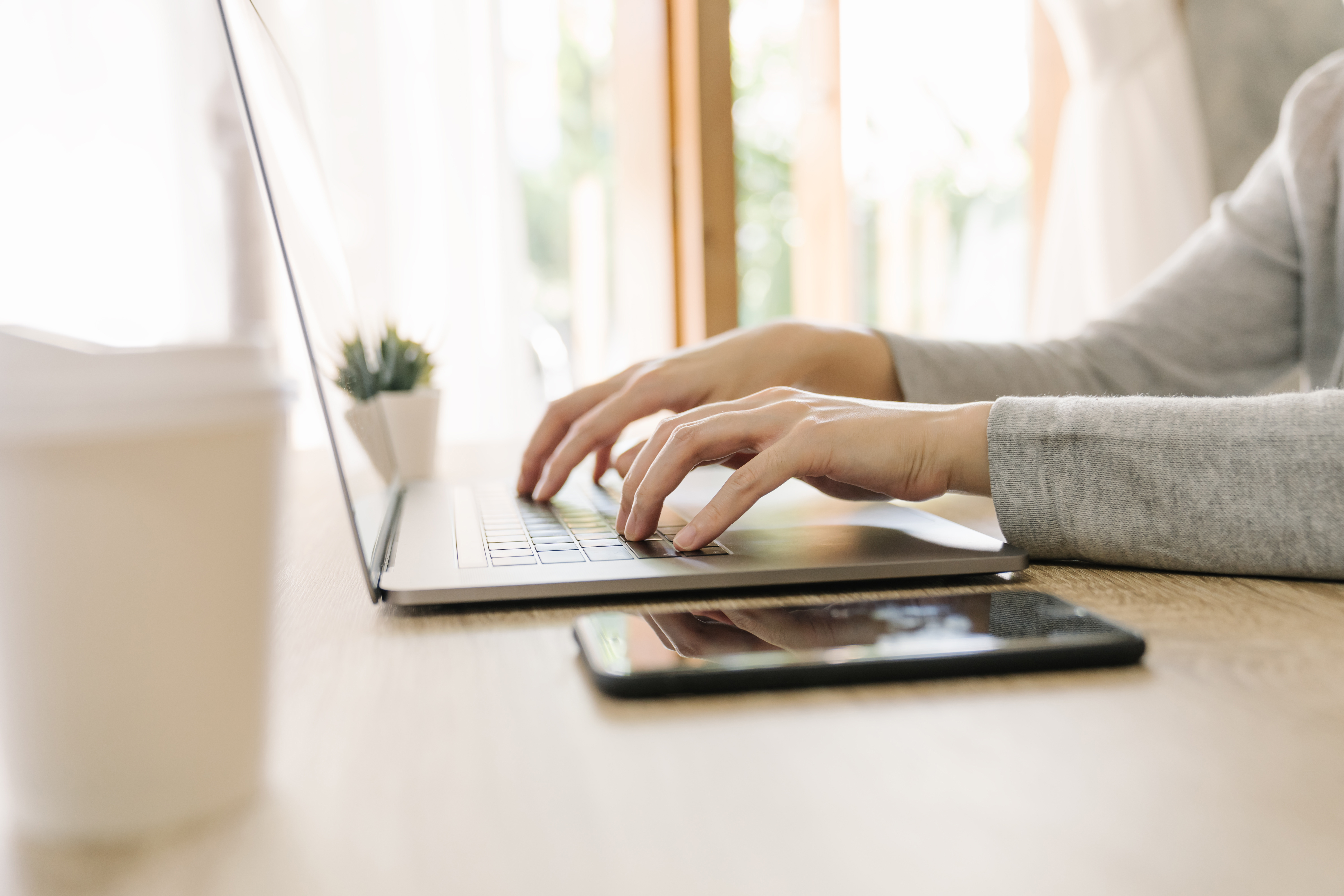 Person bedient Laptop