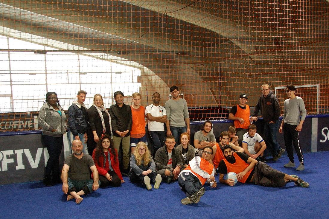 Eine Gruppe Sportler in einer Halle