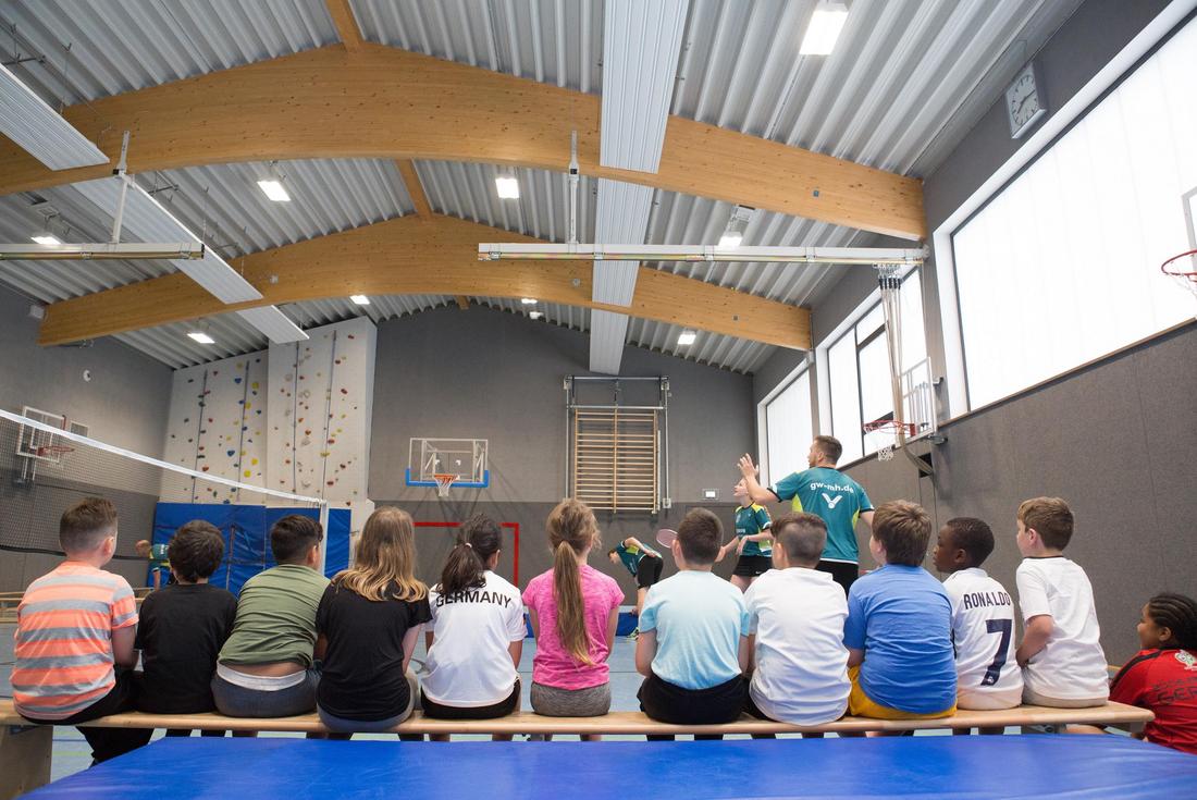Die Sport AG - Kinder in einer Turnhalle