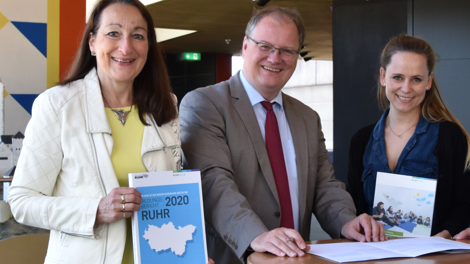  Astrid Hinterthür, Olaf Schade und Dr. Farina Nagel bei der Unterschrift der Kooperationsvereinbarung