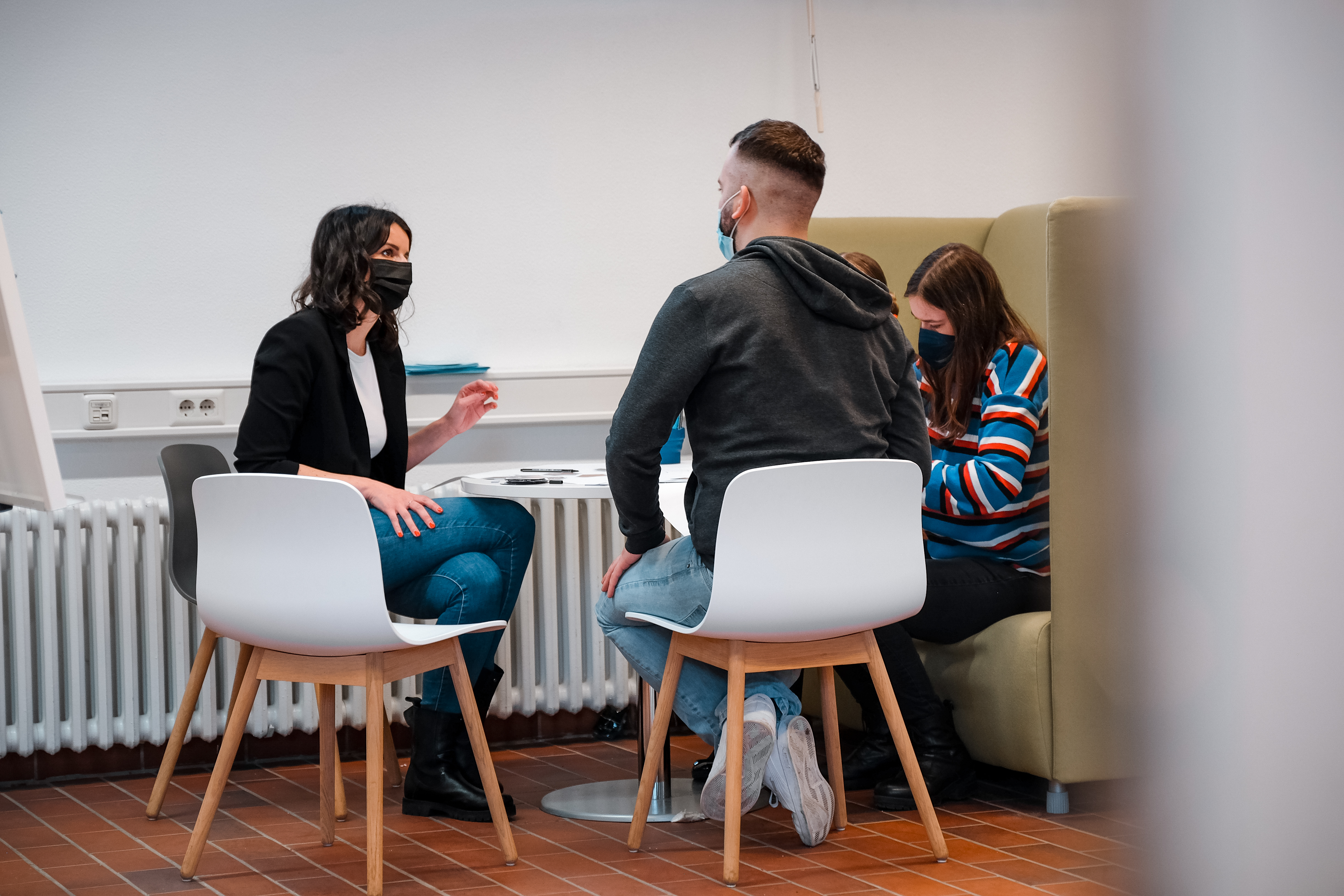 mehrere Personen sitzen an einem Tisch