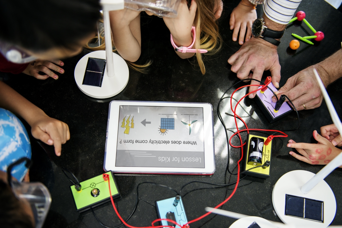 Kinder bedienen Tablet
