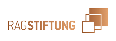Logo der RAG-Stiftung. Rostbraune Schrift in Versalien, kombiniert mit drei ineinander gestellten Vierecken rechts daneben