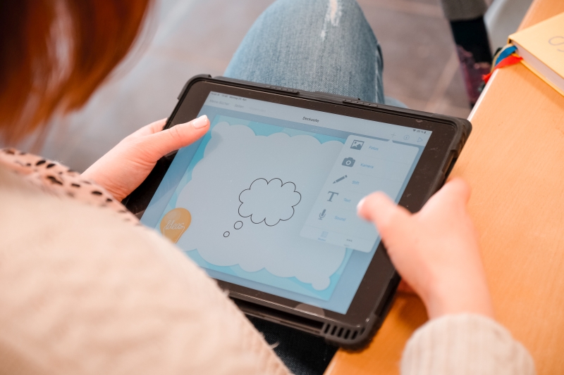 Tablet mit Gedankenblase