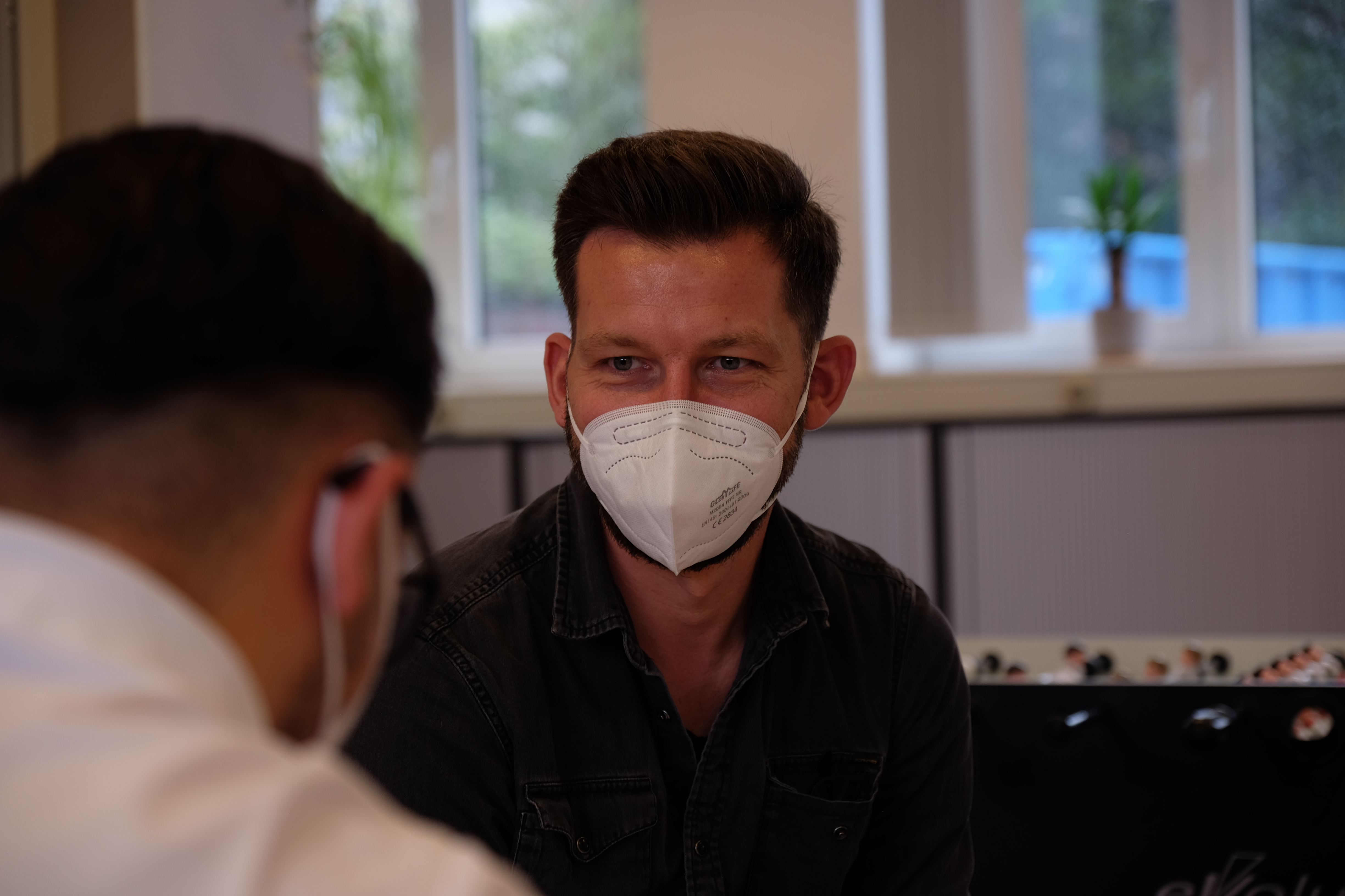 Mann mit Gesichtsmaske