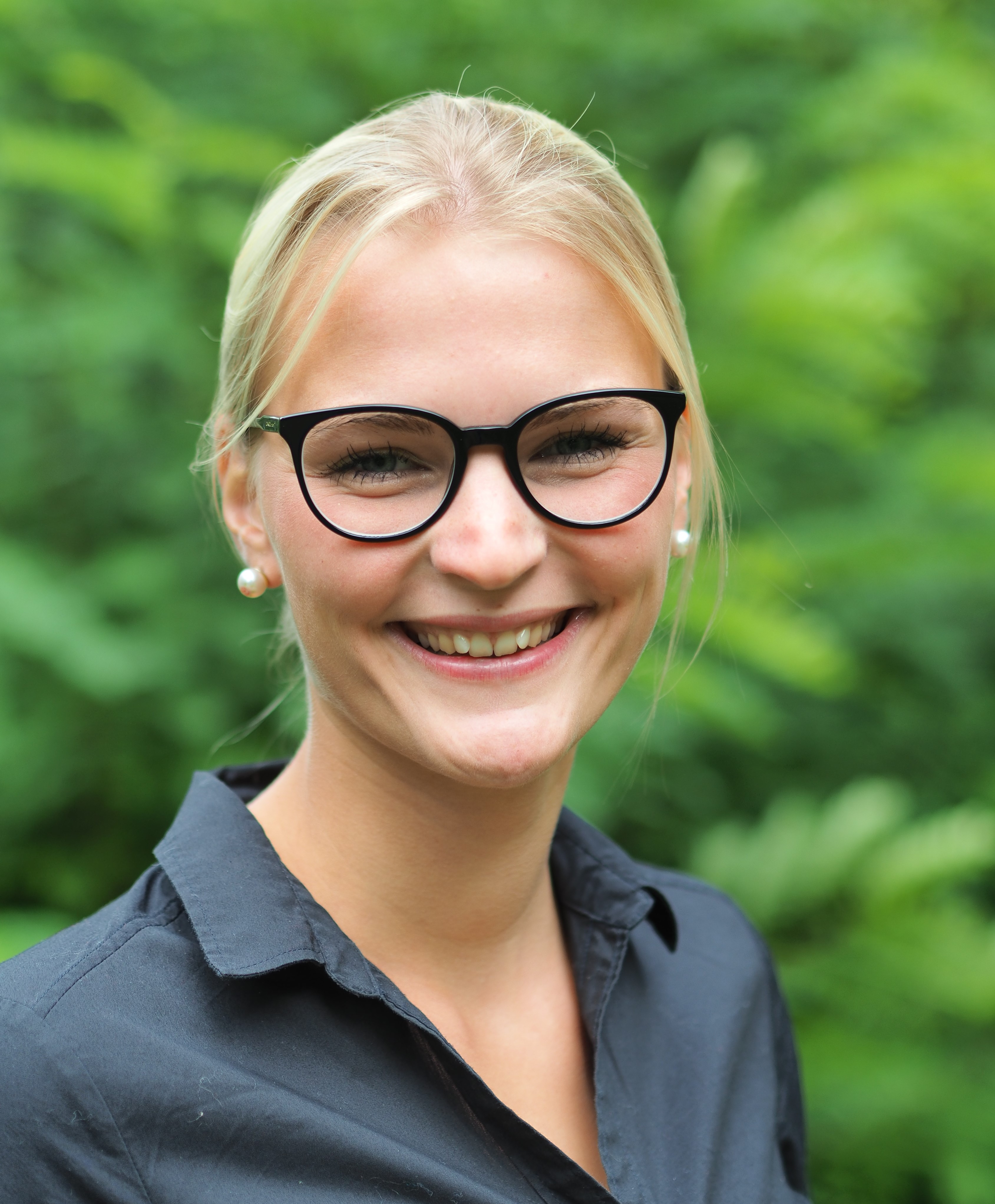 Blonde Frau lächelt in Kamera