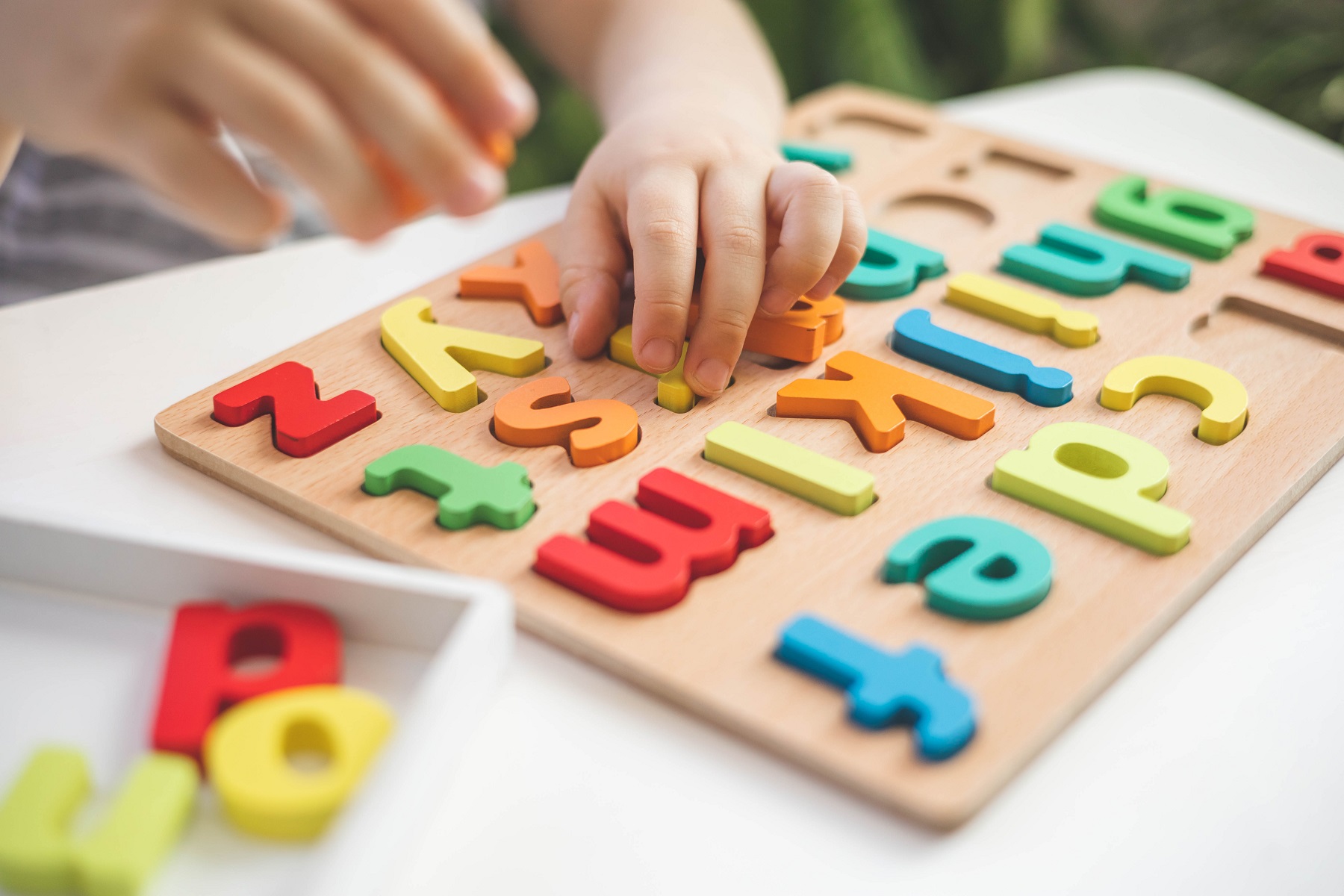 Kinderhände mit Alphabet Buchstaben Spiel