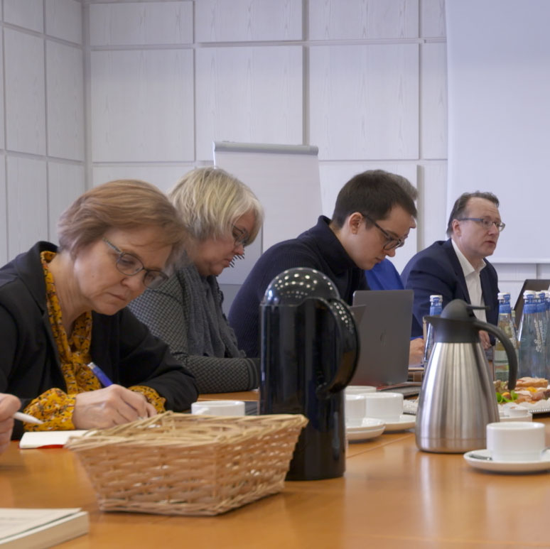Menschen beim gemeinsamen Arbeiten