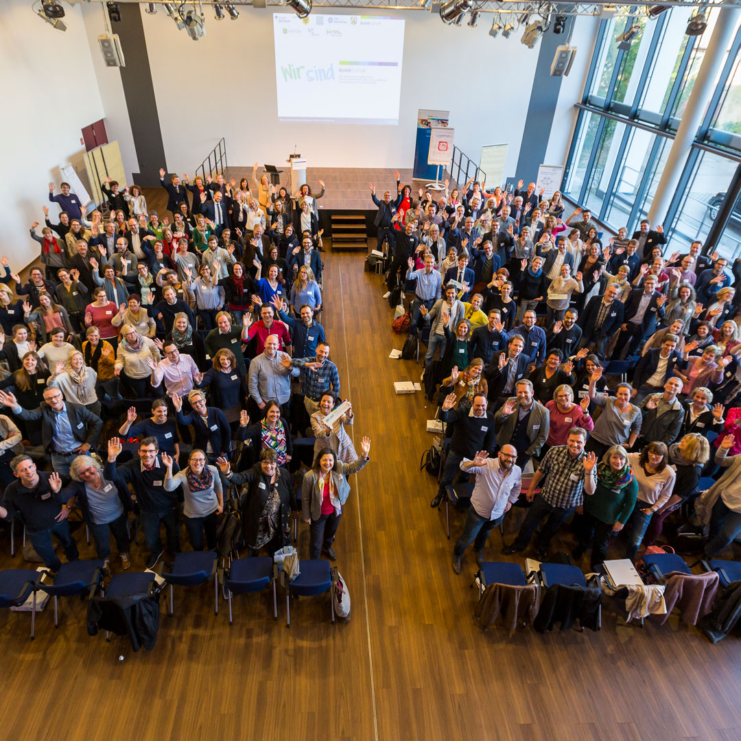 Ein Bild vieler Menschen bei der Auftaktveranstaltung