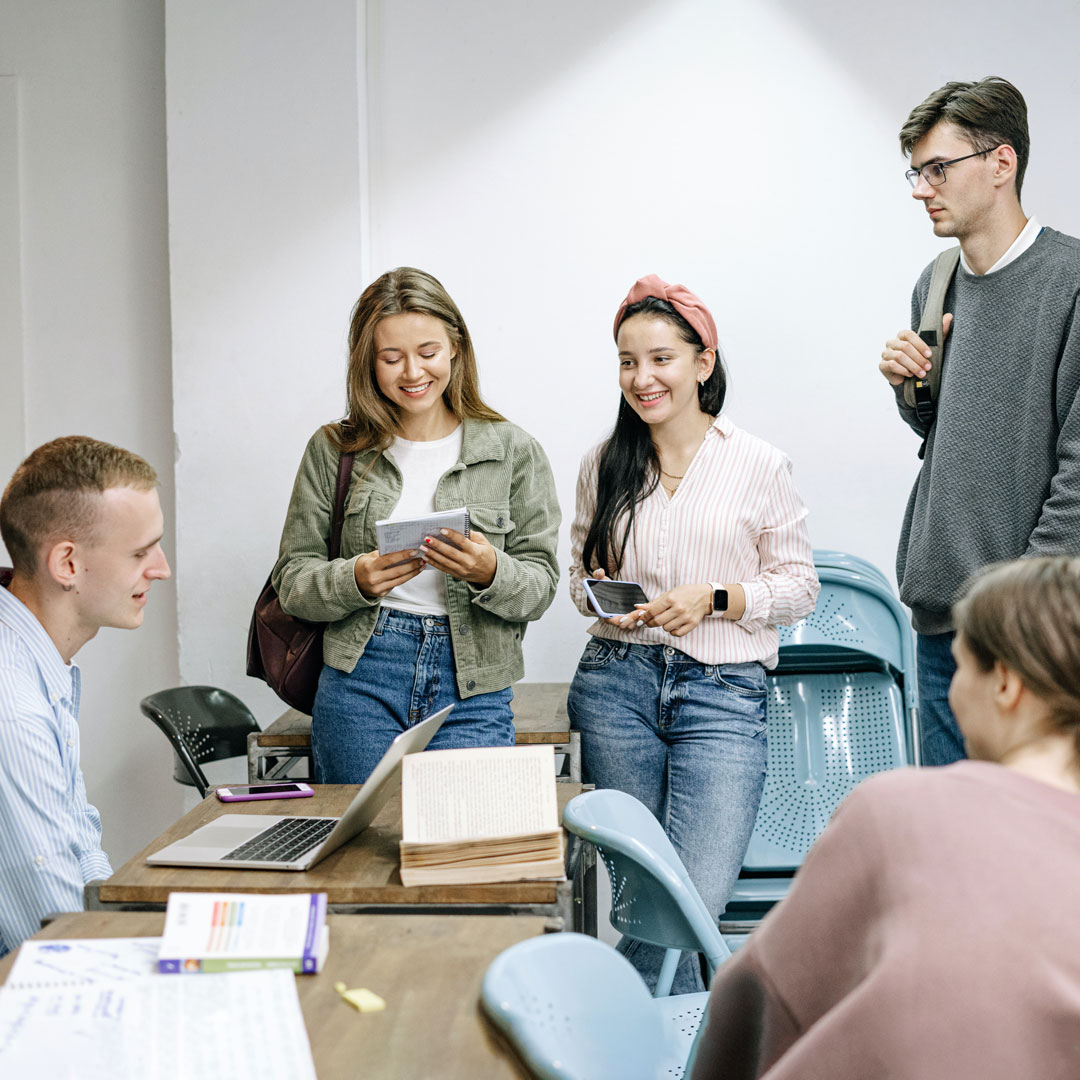Student*innen zusammen am Tisch