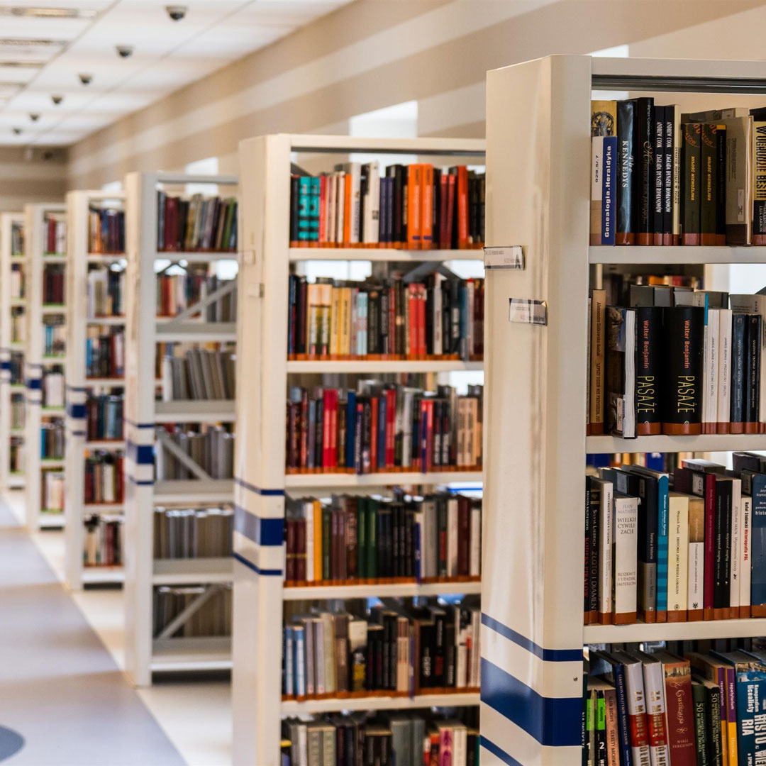 Ein Bild von Bücherregalen an einer Universität