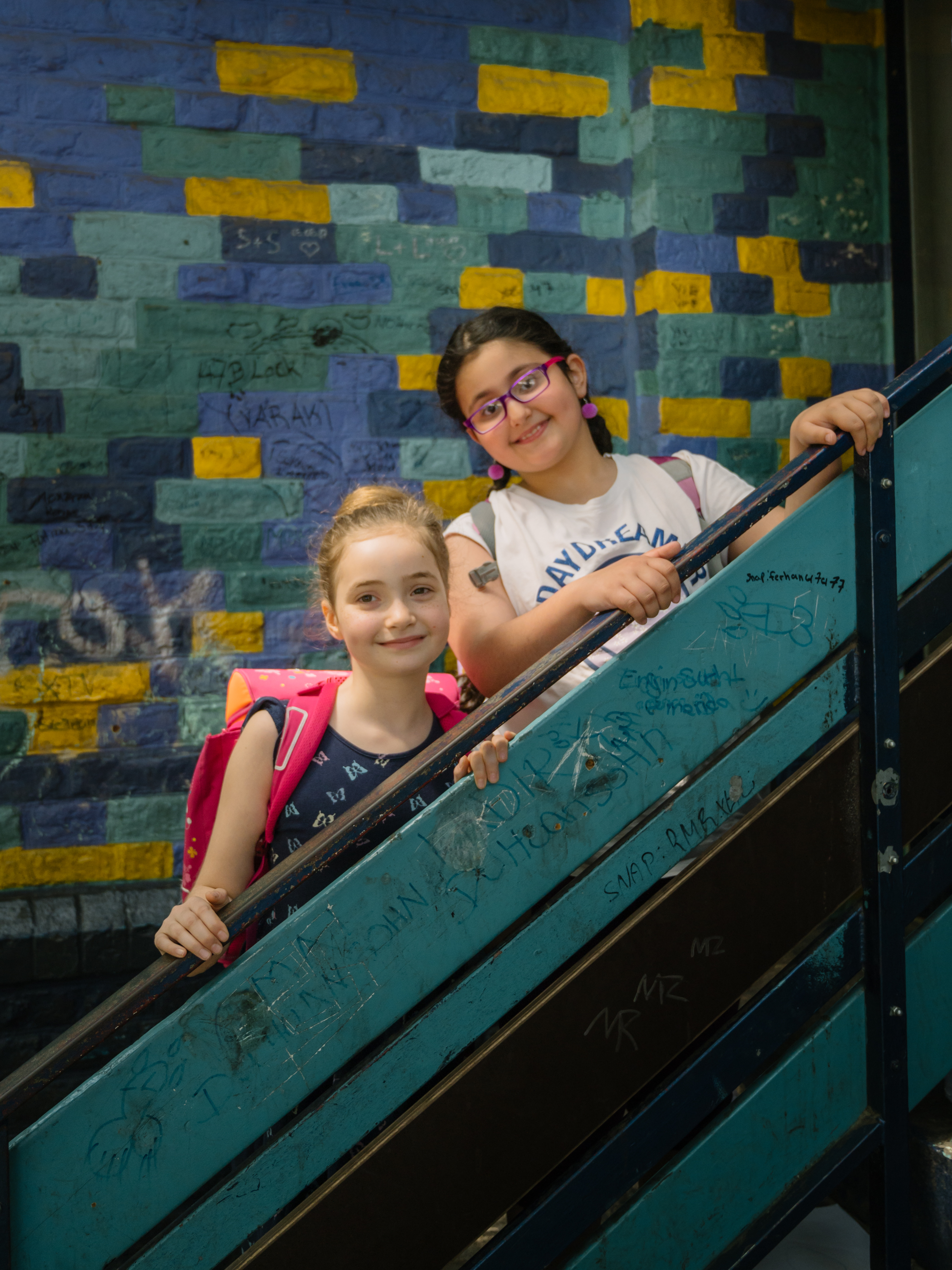 Schüler*innen auf einer Treppe im Schulgebäude