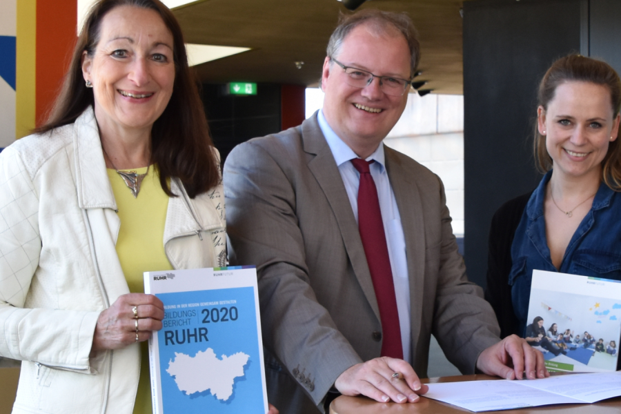 V. l. n. r.: Fachbereichsleiterin Soziales und Gesundheit des Ennepe-Ruhr-Kreises Astrid Hinterthür, Landrat des Ennepe-Ruhr-Kreises Olaf Schade, Dr. Farina Nagel von RuhrFutur