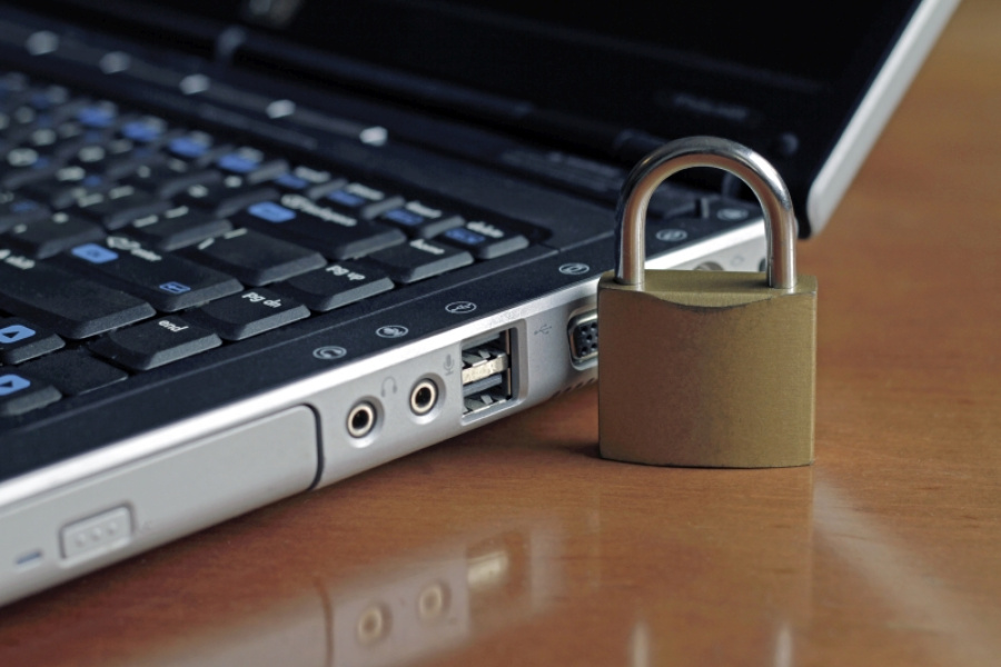 Schloss neben Laptop