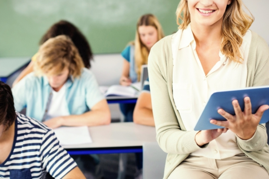 Lehrerin mit Tablet vor Klasse