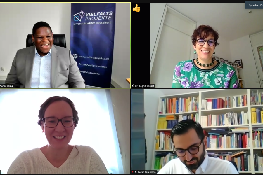 4 Teilnehmer einer Paneldiskussion