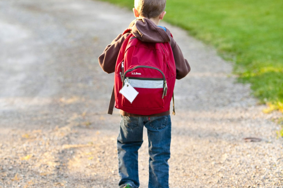 Ein Junge mit rotem Rucksack