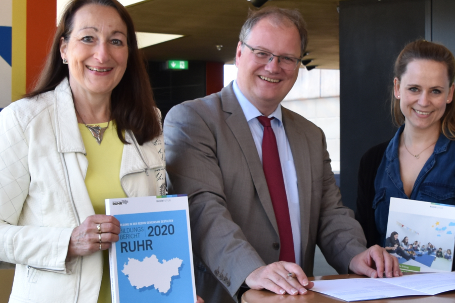  Astrid Hinterthür, Olaf Schade und Dr. Farina Nagel bei der Unterschrift der Kooperationsvereinbarung