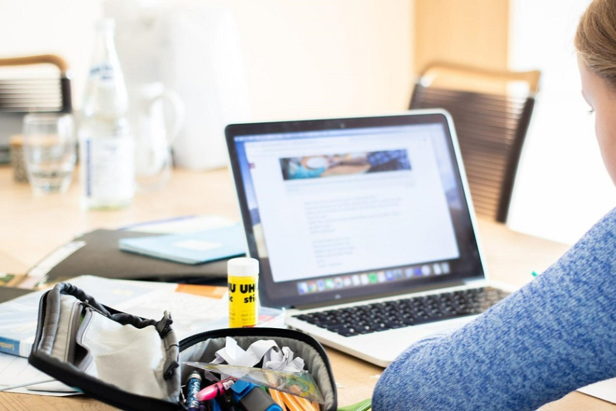 Mädchen vor Laptop