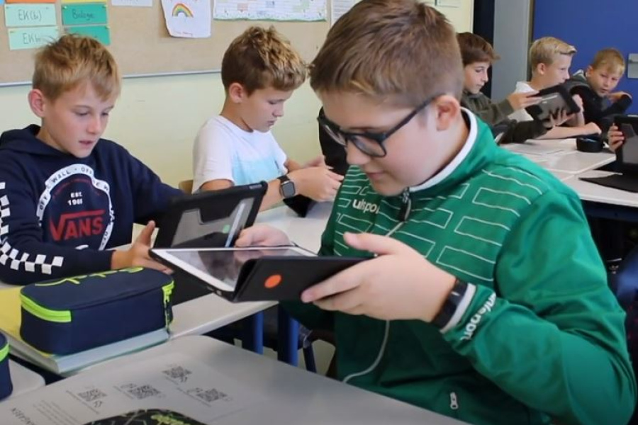 Mehrere Jungen mit iPad in der Hand in der Schule