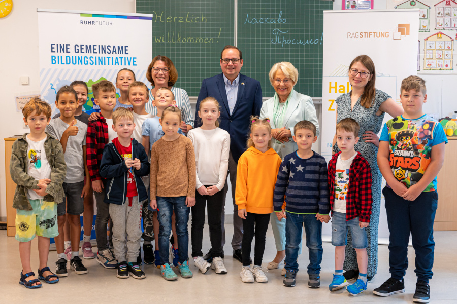 Christa Kehm, kommissarische Schulleiterin der Cranachschule, Oberbürgermeister Thomas Kufen, Bärbel Bergerhoff-Wodopia, Mitglied des Vorstands der RAG-Stiftung und Viktoria Wesemann, Projektmanagerin in der RuhrFutur gGmbH, mit Schüler*innen aus der Ukraine