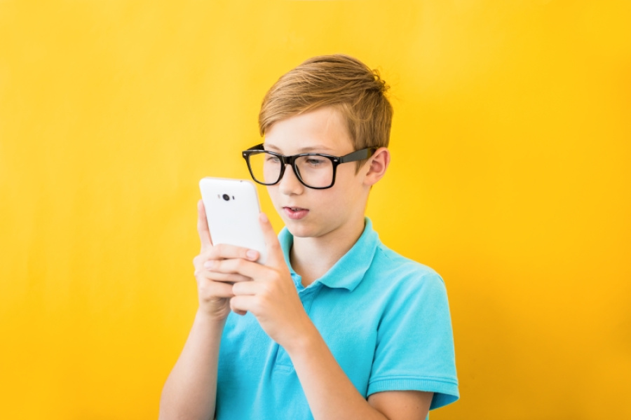 Junge mit Brille und Handy