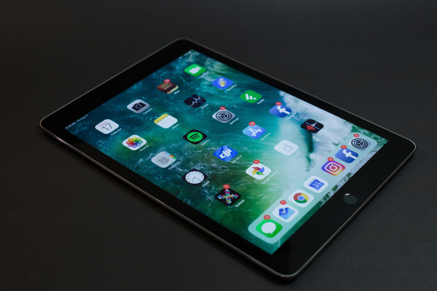 Ein eingeschaltetes iPad mit sichtbaren Apps auf dem Bildschirm