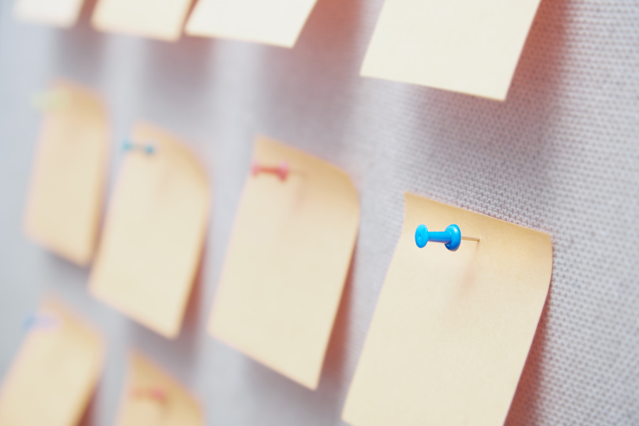 Post Its an der Wand angepinnt