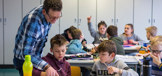 Qualifizierung Lehrer und Klasse im Klassenraum
