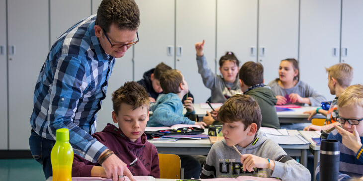 Lehrer und Klasse im Klassenraum