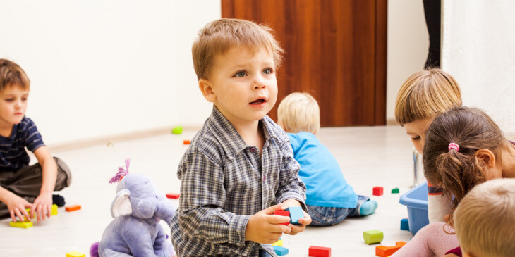 Kindergartenkinder beim Spielen