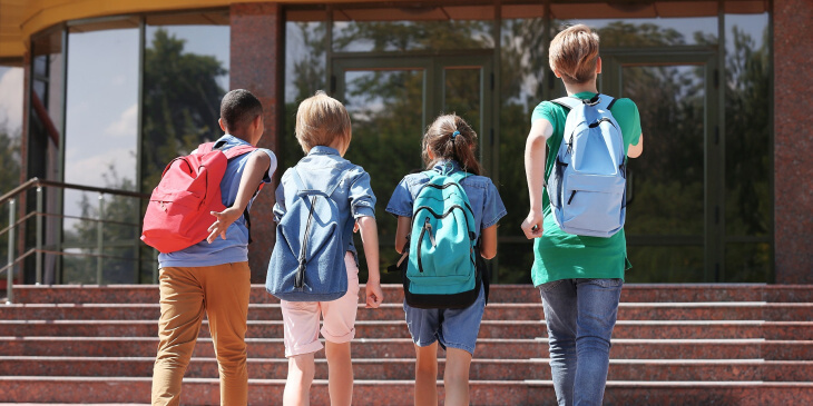Vier Schulkinder mit Rucksäcken