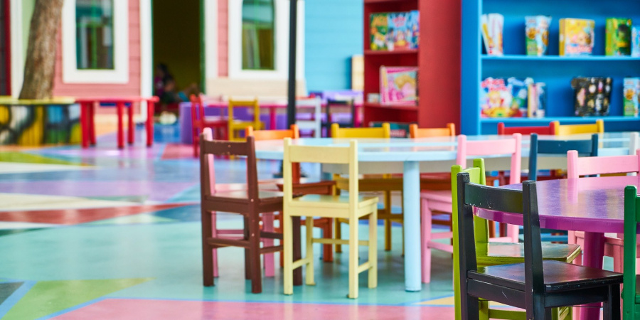 Stühle in einem Kindergarten