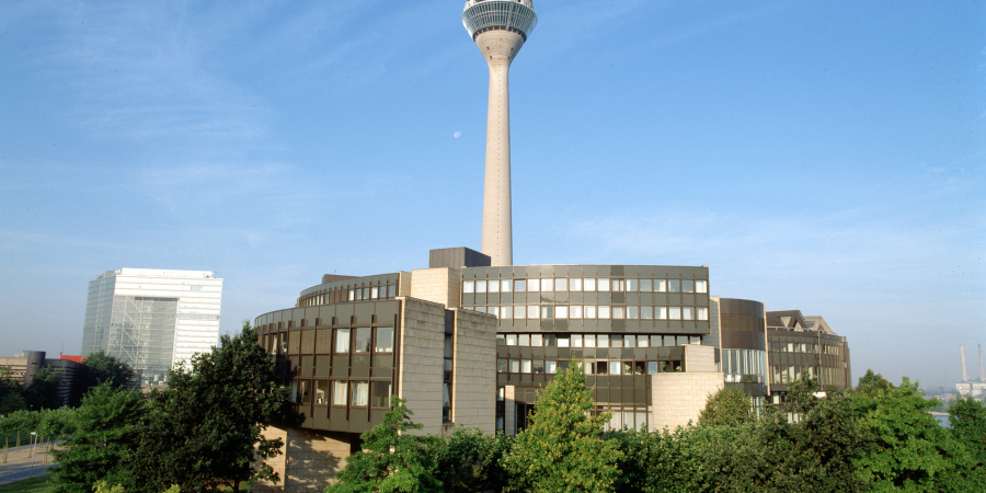Landtag Nordrhein-Westfalen Der Landtag Nordrhein-Westfalen bei Sonnenlicht mit Fernsehturm im Hintergrund