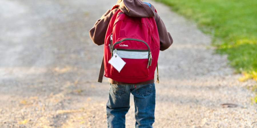Ein Junge mit rotem Rucksack