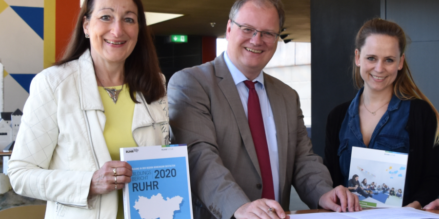  Astrid Hinterthür, Olaf Schade und Dr. Farina Nagel bei der Unterschrift der Kooperationsvereinbarung