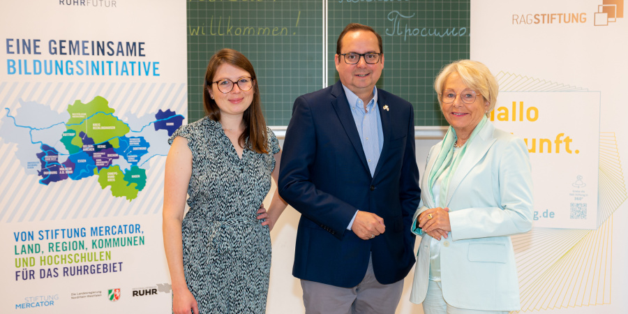 Viktoria Wesemann, Projektmanagerin RuhrFutur, Oberbürgermeister Thomas Kufen, und Bärbel Bergerhoff-Wodopia, Mitglied des Vorstands der RAG-Stiftung, in einem Klassenzimmer