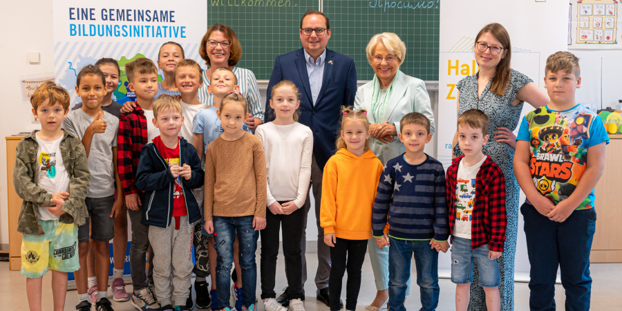Christa Kehm, kommissarische Schulleiterin der Cranachschule, Oberbürgermeister Thomas Kufen, Bärbel Bergerhoff-Wodopia, Mitglied des Vorstands der RAG-Stiftung und Viktoria Wesemann, Projektmanagerin in der RuhrFutur gGmbH, mit Schüler*innen aus der Ukraine