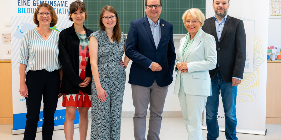 Christa Kehm, kommissarische Schulleiterin der Cranachschule, Sophie Löhlein, Abteilungsleiterin von der Zukunftsstiftung Bildung, Viktoria Wesemann, Projektmanagerin von RuhrFutur, Essens Oberbürgermeister Thomas Kufen, Bärbel Bergerhoff-Wodopia, Mitglied des Vorstands der RAG-Stiftung und Prof. Dr. Björn Rothstein von der Ruhr-Universität Bochum