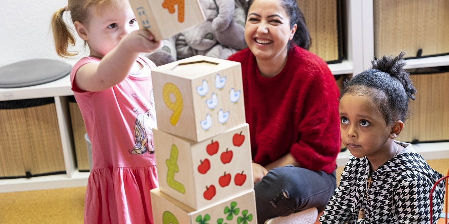 Mädchen stapelt Bauklötze