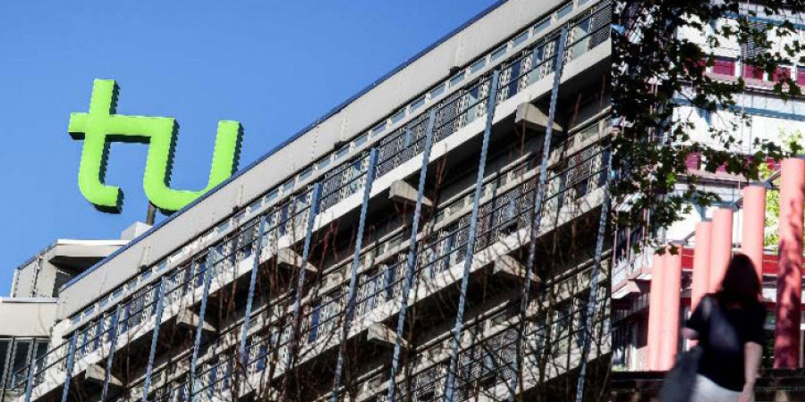 Ein Gebäude und eine Person