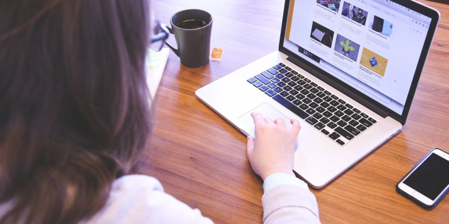 Eine Frau sitzt vor einem Laptop