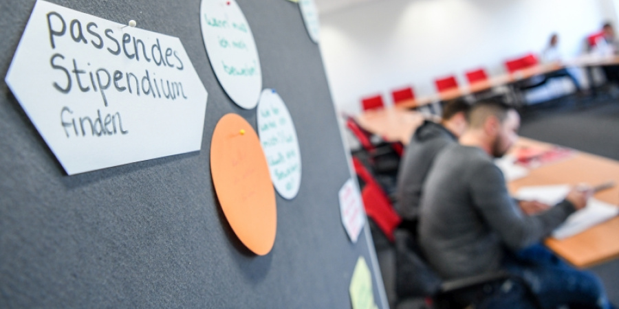 Pinnwand mit Notizzettel "Passendes Stipendium finden"