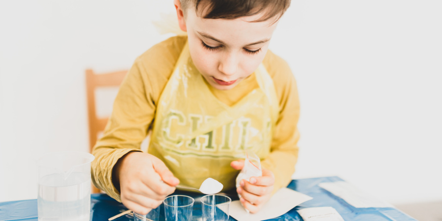 Ein Kind experimentiert
