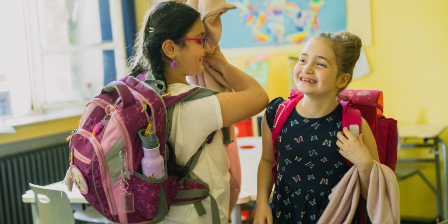 Zwei Mädchen freuen sich